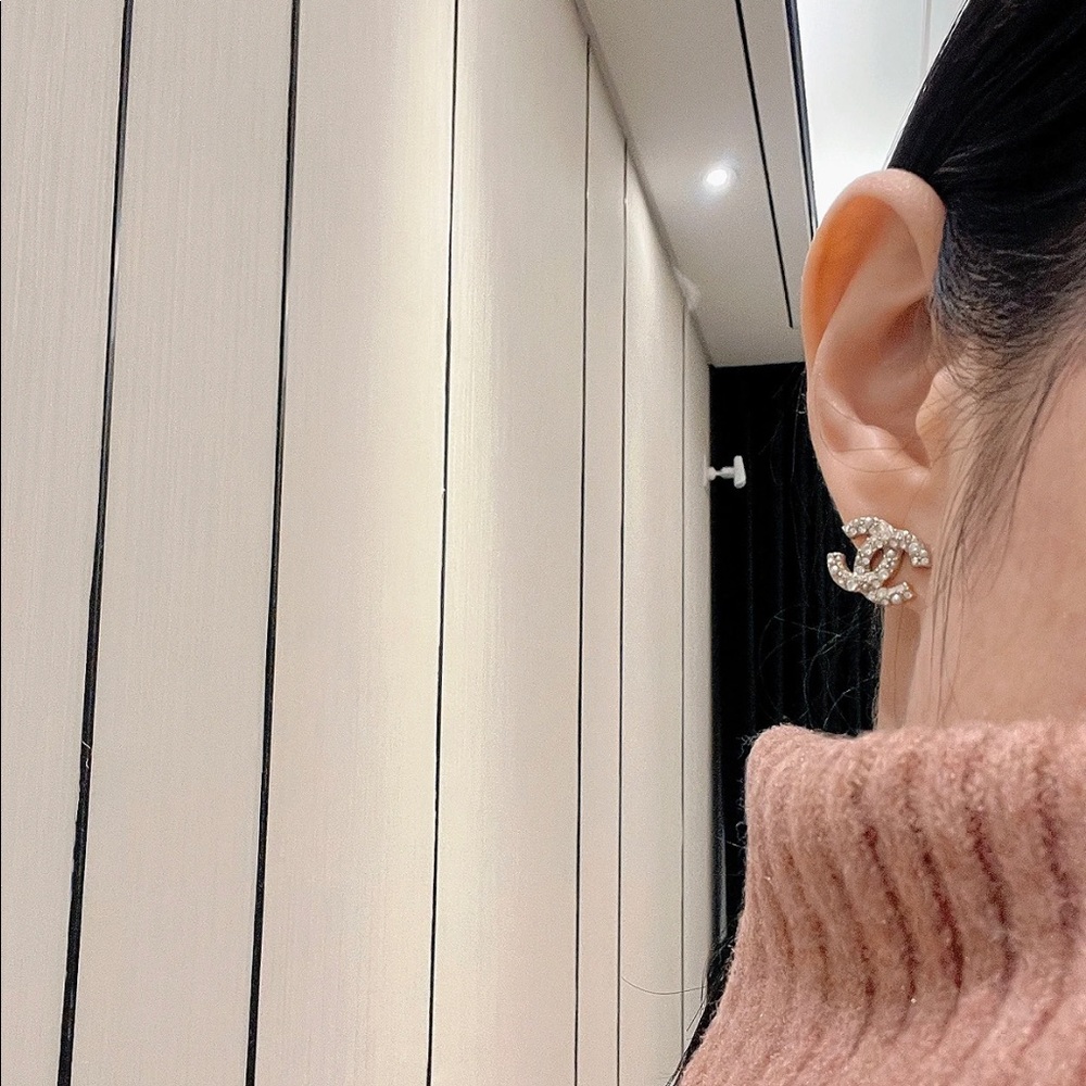 authentic Chanel pearl earrings (ONLY ONE LEFT)